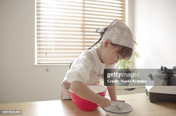 girl making cookies - クリエイティブ stockfoto's en -beelden