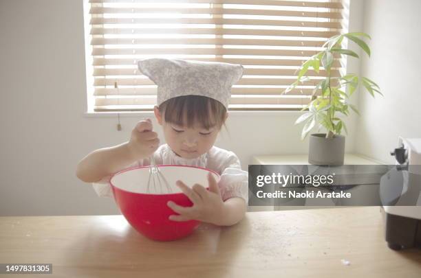 girl making cookies - 美食 stock-fotos und bilder