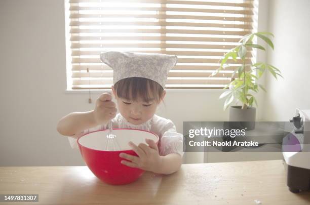 girl making cookies - 時間 fotografías e imágenes de stock