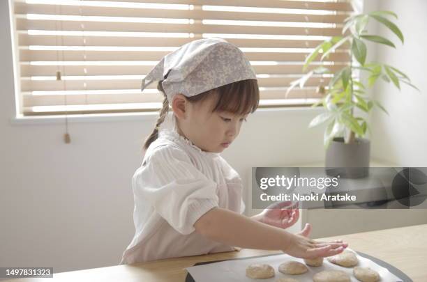 girl making cookies - 時間 fotografías e imágenes de stock