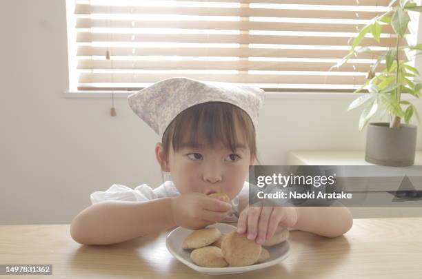 girl making cookies - 美食 stock-fotos und bilder