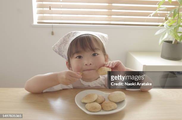 girl making cookies - クリエイティブ stockfoto's en -beelden