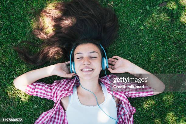 teenage girl with headphones listening music. - electronic music 個照片及圖片檔