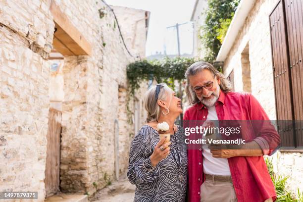 couple d’âge mûr en tant que touriste, dégustant une glace locale, chypre - limassol photos et images de collection