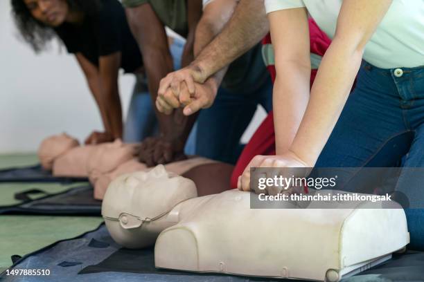 cpr training. - red event in stockfoto's en -beelden