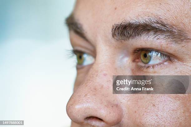 extreme closeup of a businessman eyes - porträtt man ansikte bakgrundsoskärpa bildbanksfoton och bilder
