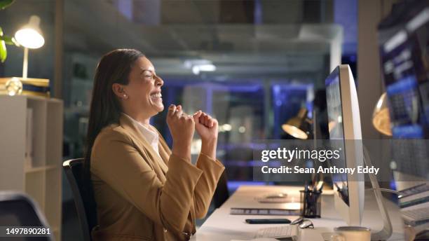 erfolg, nacht und geschäftsfrau feier auf dem computer von verkaufsziel, gewinner oder handelsgeschäft. zufriedener mitarbeiter feiert deadline, tanzt und arbeitet spät online mit lächeln, motivation und pc - frist stock-fotos und bilder