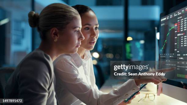 les professionnels des affaires, de la finance et de l’économie examinent les revenus et les dépenses financières de l’entreprise sur un écran d’ordinateur. les femmes commerçantes travaillent et collaborent des heures supplémentaires pour resp - banque accueil photos et images de collection