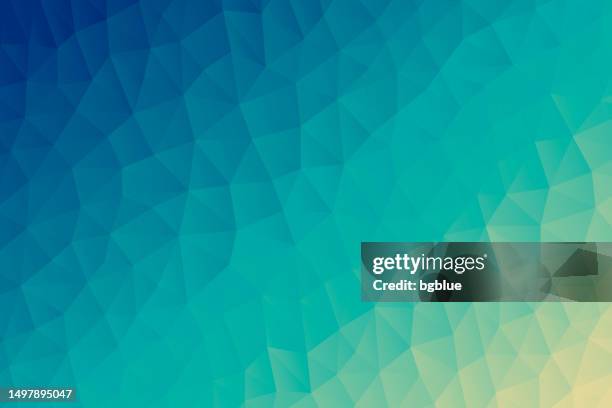 polygon-mosaik mit blauem farbverlauf - abstrakte geometrische hintergrund - low poly - kristalle stock-grafiken, -clipart, -cartoons und -symbole