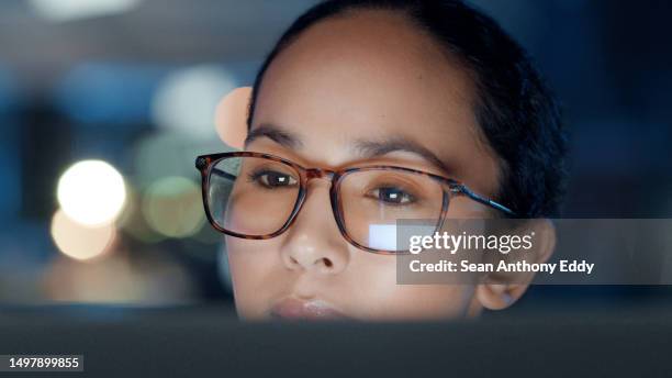 Computer Reading Data 1,616 Reading Contract Computer Stock Photos, High-Res Pictures, and ...