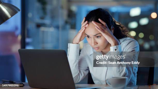 trabajadora de negocios frustrada, estresada y preocupada que expresa decepción al leer malas noticias en el escritorio de su oficina. empleada abrumada, preocupada e irritada por un error. - persona obediente fotografías e imágenes de stock