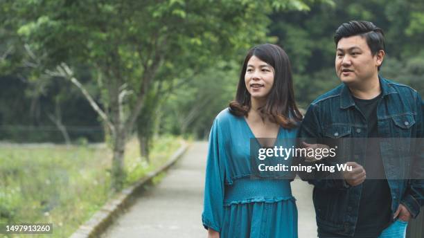 führung durch den teegarten und mittagessen eines paares im teegarten - asian couple having hi tea stock-fotos und bilder