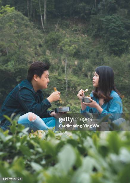 tea garden guided tour, and couple having lunch time in the tea garden - 垂直構圖 stockfoto's en -beelden