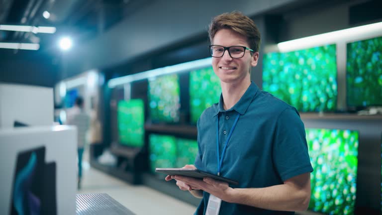 https://media.gettyimages.com/id/1497915949/video/portrait-of-an-organized-handsome-assistant-in-home-electronics-store-optimizing-workflows.jpg?b=1&s=640x640&k=20&c=JkKTtg5mWGDpoNc7LEbIJuGtNAu2J9CccAt1MXUjH0o=