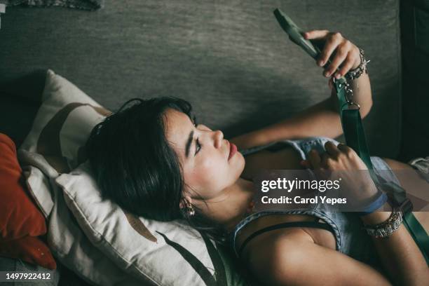 cute teenager girl doing selfie with smartphone - plano fijo fotografías e imágenes de stock