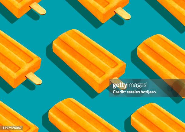 orange ice pop - wassereis mit orangengeschmack stock-fotos und bilder