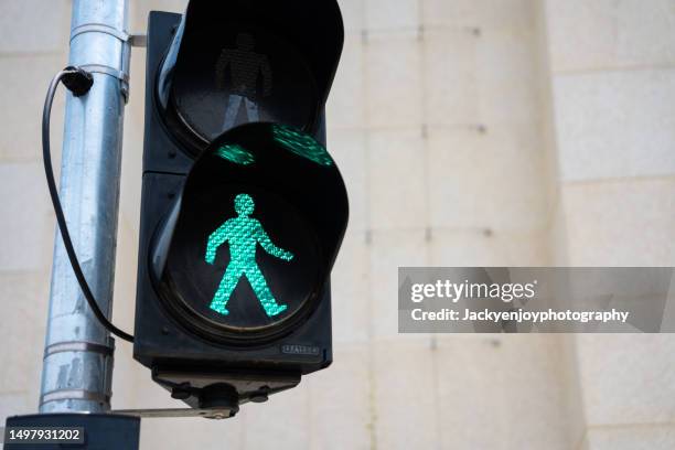 sidewalk crossing light - pedestrian crossing sign stock-fotos und bilder