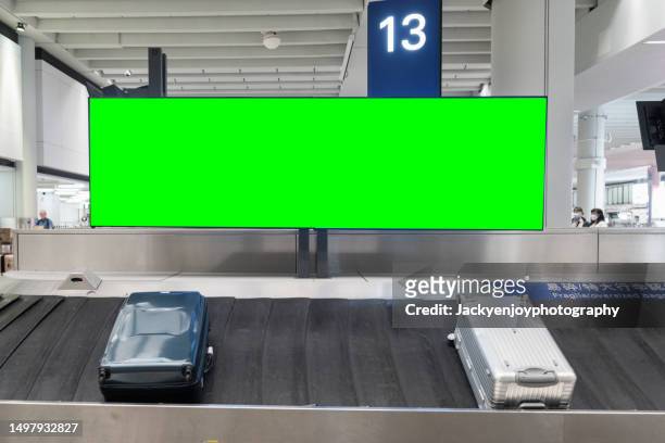 billboard at baggage claim in the airport - zona de equipajes fotografías e imágenes de stock