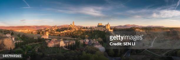 segovia city skyline at dusk, with the cathedral and castle - segovia stock-fotos und bilder