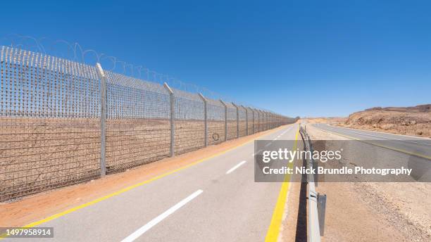 israel egypt border fence. - border stock pictures, royalty-free photos & images