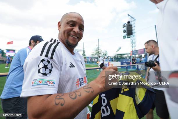 Roberto Carlos Fenerbahce Photos and Premium High Res Pictures - Getty ...