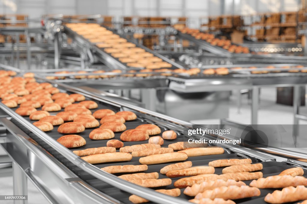 Fábrica de pan. Vista de cerca de la cinta transportadora con panes horneados