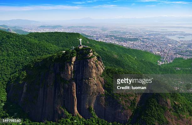corcovado-berg und der christusstatue - jesus christ stock-fotos und bilder