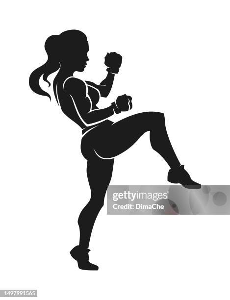 illustrations, cliparts, dessins animés et icônes de fille sportive en gants de boxe s’entraînant à donner des coups de pied avec la jambe - silhouette vectorielle découpée - sport de combat