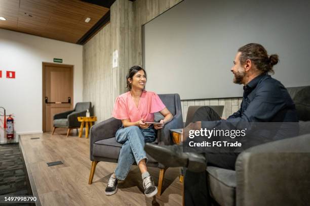 young woman interviewing a man at studio - entrevista dos meios de comunicação social imagens e fotografias de stock