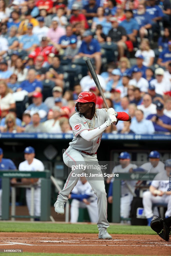 Roals Reds Elly De La Cruz of the Cincinnati Reds bats during the 1st inning of ...