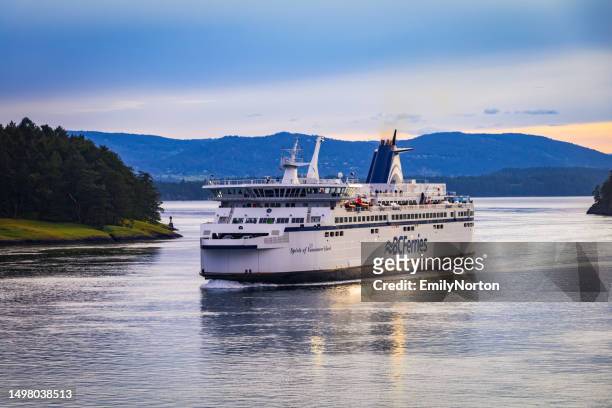 bc ferry travelling through active pass - vc stockfoto's en -beelden
