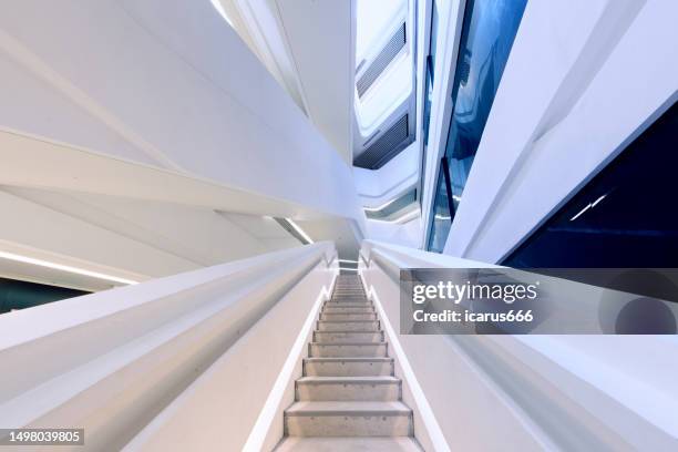 no one's stairs，low angle view of staircase；a staircase with a strong sense of technology - rolltreppe stock-fotos und bilder