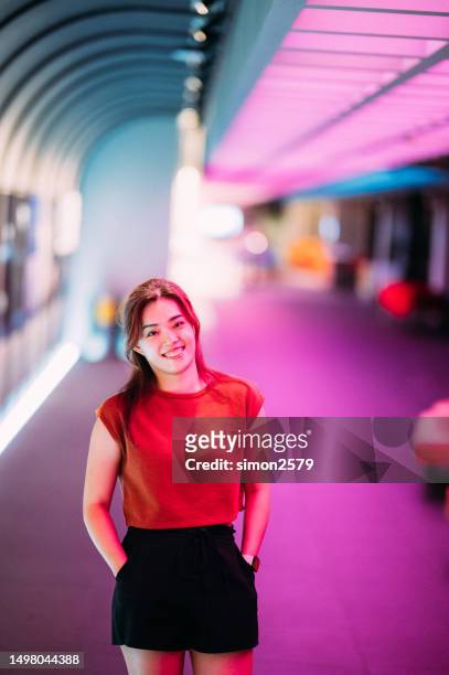 fascino luminoso: catturare la bellezza di una donna asiatica in neon city - woman capturing city night foto e immagini stock