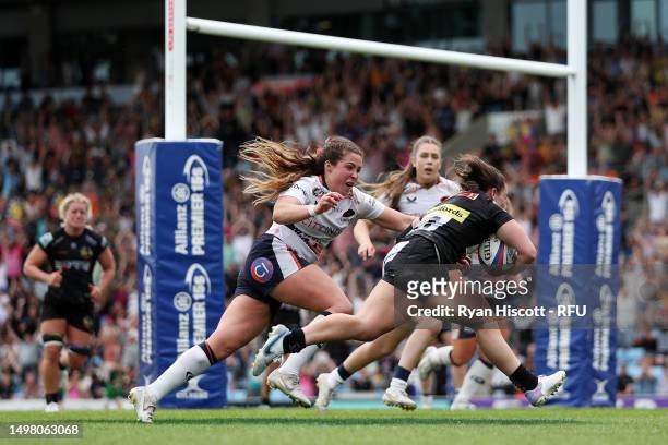 Eilidh Sinclair of Exeter Chiefs scores the team's third try whilst under pressure from Sydney Gregson of Saracens during the Women's Allianz Premier...