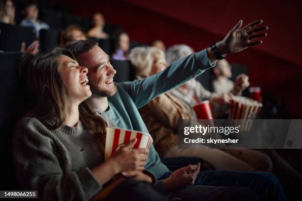 das ist ein sehr lustiger film! - kino stock-fotos und bilder