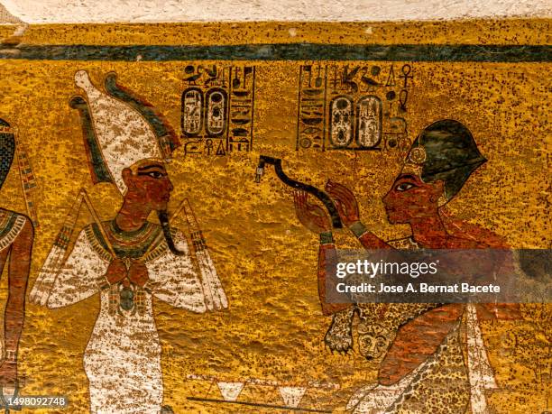 colorful reliefs and hieroglyphics inside the valley of the kings (kv62 tomb of tutankhamun), egypt. - egyptian tomb stock-fotos und bilder