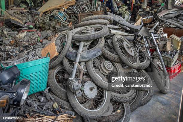 shop selling second hand spare-parts to motorcycles and cars - sucata imagens e fotografias de stock