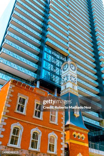 architectural contrasts toronto - yonge street stock-fotos und bilder