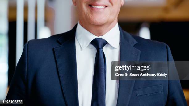 uomo d'affari, giacca e cravatta formale nell'ufficio aziendale di ceo, capo e manager per abiti professionali, colloqui e successo professionale. primo piano felice imprenditore esecutivo, leadership e politico - completo da uomo foto e immagini stock