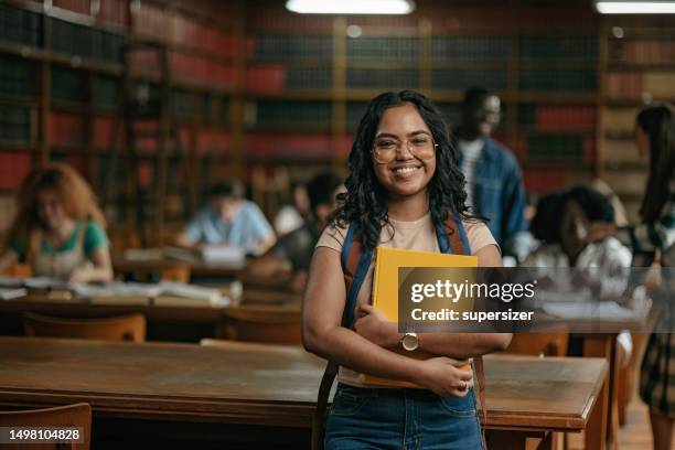hermoso retrato de estudiante india mientras mira a la cámara - estudiante fotografías e imágenes de stock