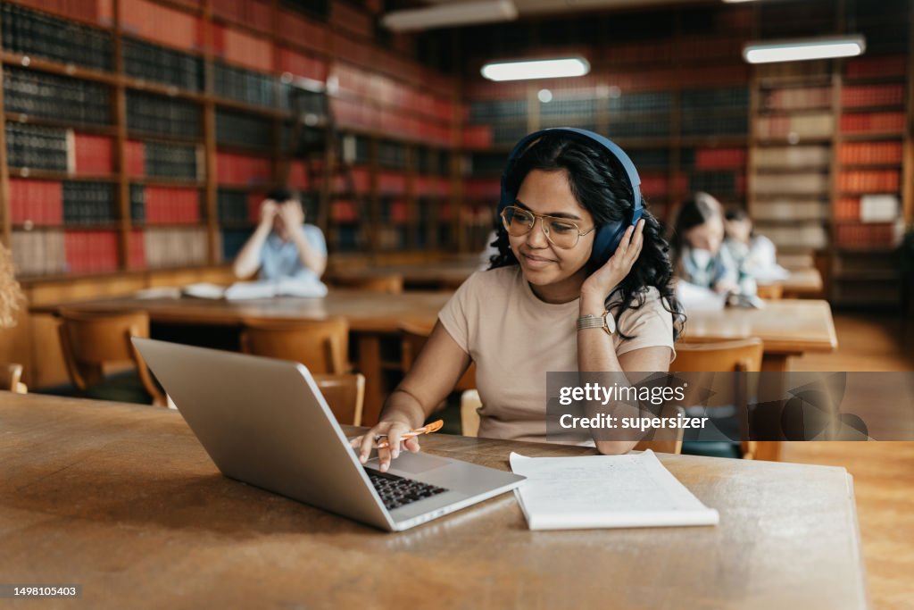 Studentin, die am Laptop arbeitet