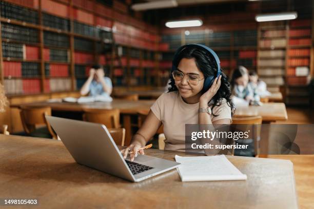 studentin, die am laptop arbeitet - akademischer grad stock-fotos und bilder