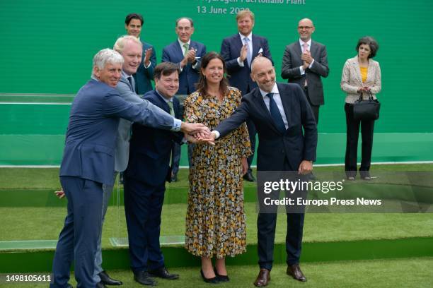 Iberdrola Chairman Jose Ignacio Sanchez Galan and Dutch King Willem-Alexander applaud during a visit to the Puertollano green hydrogen plant on June...