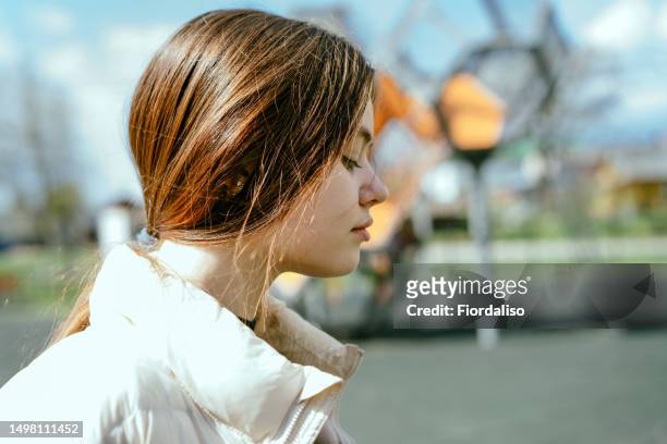 portrait of a teenager girl walking alone - müde frühling stock-fotos und bilder
