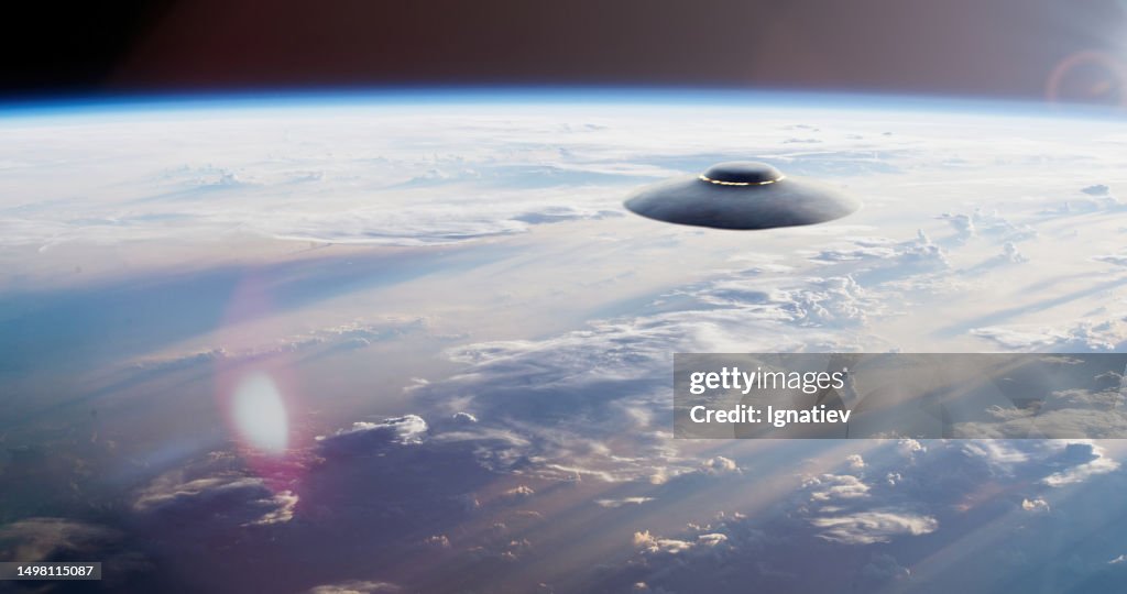 Platillo OVNI flotaba sobre el planeta Tierra