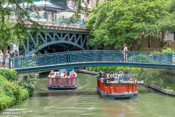 barco de turistas no rio san antonio walk - caminho do rio san antonio - fotografias e filmes do acervo