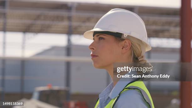 engenharia civil, inspeção de segurança e mulher de capacete no canteiro de obras para metas e controle de qualidade. mulher gerente de projeto, arquitetura e empreiteira verificando o progresso da construção - civil engineer - fotografias e filmes do acervo