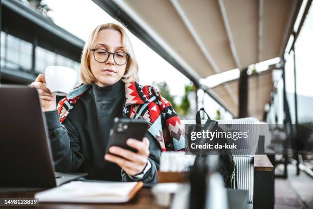 drinking morning coffee and working outdoors remotely - café da internet stock pictures, royalty-free photos & images