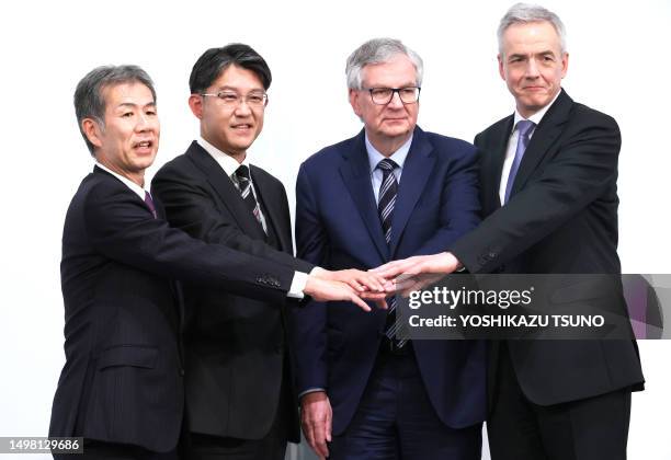 Le PDG de Hino Motors, Satoshi Ogiso, le PDG de Toyota Motor, Koji Sato, le PDG de Daimler Truck, Martin Daum et le PDG de la filiale de Daimler...
