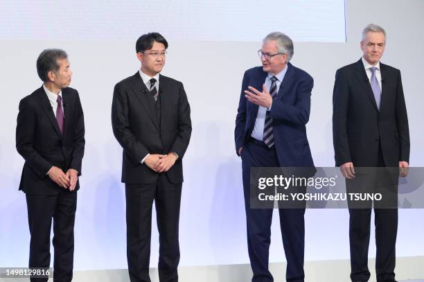 Le PDG de Hino Motors, Satoshi Ogiso, le PDG de Toyota Motor, Koji Sato, le PDG de Daimler Truck, Martin Daum et le PDG de la filiale de Daimler...